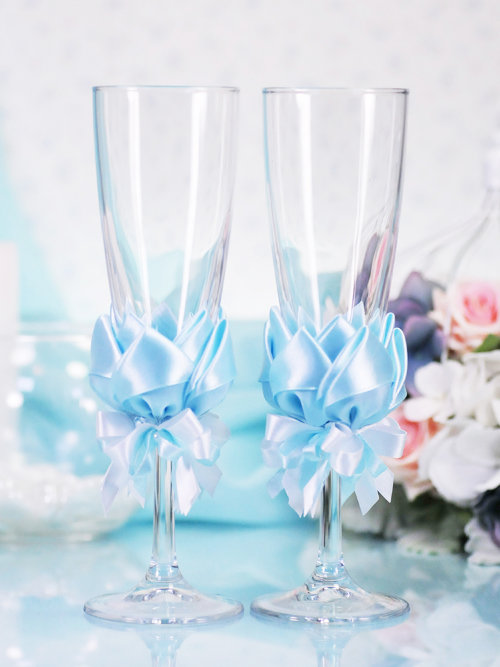 Свадебные бокалы Лотос, небесно-голубой Свадебные недорогие бокалы для шампанского, ручной декор атласными лентами небесно-голубого цвета, цена за 2 шт.