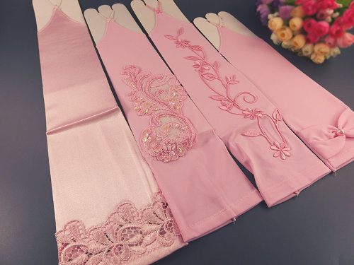 Розовые митенки для вечернего или выпускного платья Митенки из лукры розового цвета для вечернего наряда. Рисунок аппликации может несущественно отличаться от образца на фото.​