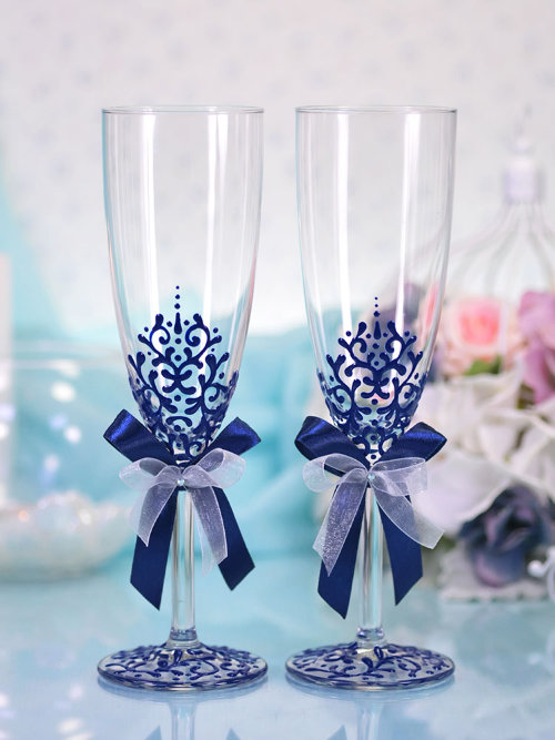 Свадебные бокалы Ажур синий Свадебные бокалы декорированы вручную ажурной росписью по стеклу и бантом из лент. Изготовление под заказ