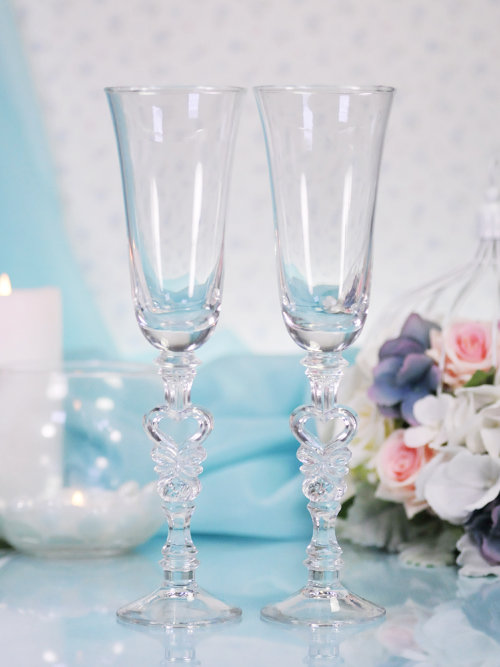 Г8 Свадебные бокалы для декора - Сердечко в ножке Свадебные бокалы из стекла для самостоятельного декора, в ножке бокала сквозное сердечко. Высота бокала 23см. В коробке - 2 бокала
