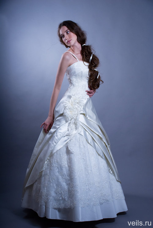 Свадебное платье 337 Свадебное платье по цене распродажи, цвет - насыщенный шампань, отделка - кружево, расшитое стеклярусом и паетками
