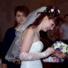 Свадебная фата с вышивкой 01 - Свадебная фата 01 на невесте