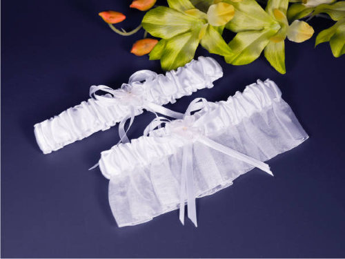 Свадебная подвязка А-051 Очень нежная и милая двойная подвязка для невесты, белого цвета. Украшение цветочек с бантиком