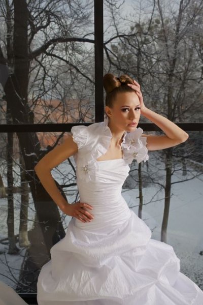 Свадебное платье Маркиза Свадебное белое платье, легкое и приятное к телу, размер 38-40 с небольшим шлейфом, в подарок - болеро 