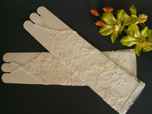 Митенки 30см расшитые, белые и кремовые Митенки (перчатки) для невесты белые и кремовые из кружева, расшитого стеклярусом, высота 30см. Очень нежные и красивые
