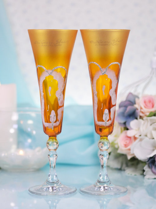 Свадебные бокалы, 004 Свадебные бокалы золотистого цвета с надписью Совет да любовь и силуэтами жениха и невесты, цена за 1 пару