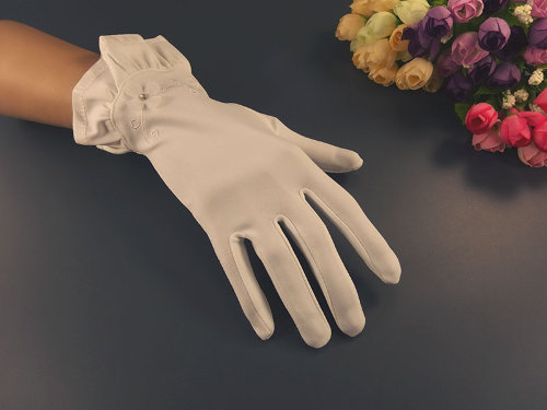 Белые короткие перчатки с рюшей Короткие белые перчатки с вышивкой, и рюшей по верху, длина 21см