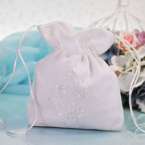 Свадебная сумочка В-073 Свадебная сумочка для невесты из нежных тканей с кружевом, расшитым бисером и паетками.
