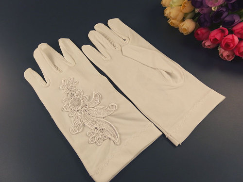 Белые короткие перчатки с аппликацией Перчатки белые короткие с кордовой  аппликацией