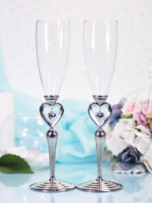 Свадебные бокалы для шампанского с подвеской Свадебные бокалы для шампанского из мельхиора, под бокалом подвеска в форме сердечка