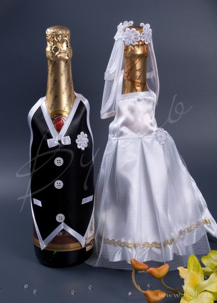 Украшение для шампанского - одежда, цвет белый Одежда белая для свадебного шампанского - жених и невеста