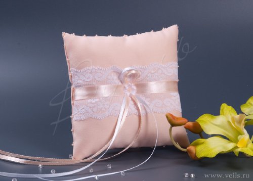 Подушечка для колец 001 Розовая подушечка для обручальных колец с белым кружевом и розовой ленточкой