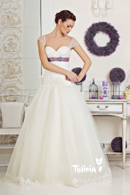 Свадебное платье Флоретта, размер 44 Свадебное платье А-силуэт, В наличии белое и кремовое,  под грудью лента контрастного цвета. фиолетовая, сиреневая 