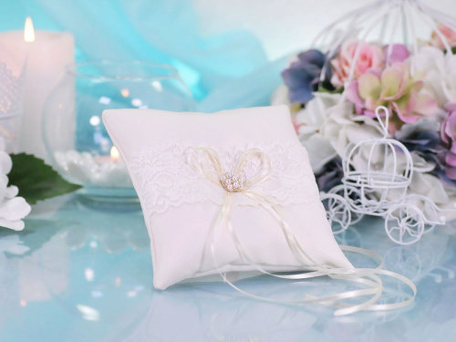 Подушечка для колец Зефирка Белая подушка с кружевом молочного цвета для обручальных колец , размер 15*15см