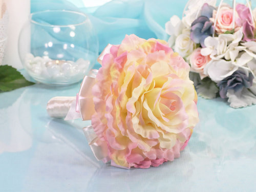 Свадебный букет дублер 17-001 Свадебный букет-роза, с атласными лентами, ножка обвита кремовой лентой. Букет украшен стразами, цвет как на фото. Возможно изготовление в другом цвете на заказ, обращайтесь!
