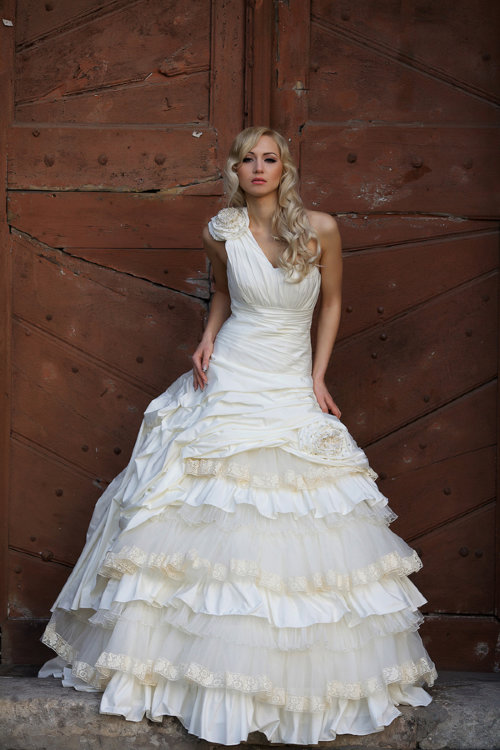 Свадебное платье Цезария, размер 44 Великолепное свадебное платье 44 размер с богатой отделкой, продажа последнего размера по цене распродажи!