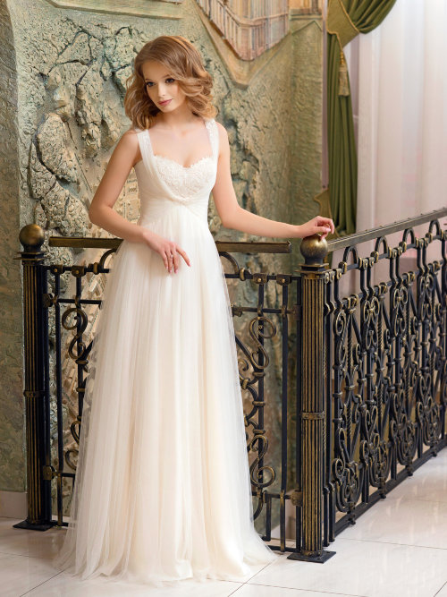 Свадебное платье Луиза-S, размер 44 Свадебное платье прямой силуэт, цвет белый, размер 44. Идеально сидит по фигуре
