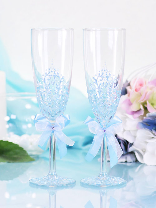 Свадебные бокалы Ажур голубой Свадебные бокалы декорированы вручную ажурной росписью по стеклу и бантом из лент. Изготовление под заказ