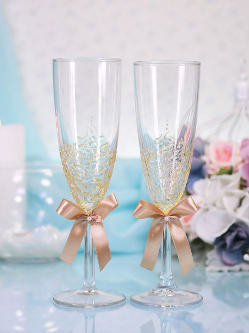 Свадебные бокалы Ажур золотистый Свадебные бокалы декорированы вручную ажурной росписью по стеклу и бантом из лент