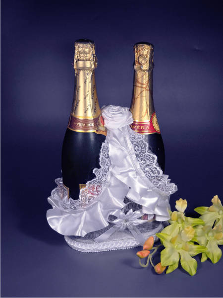 Корзина для свадебного шампанского с ручкой Корзина белого цвета для 2-х бутылок свадебного шампанского на свадебном банкете. 