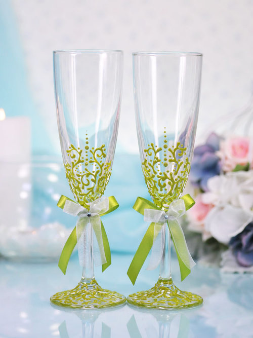 Свадебные бокалы Ажур оливковый Свадебные бокалы декорированы вручную ажурной росписью по стеклу и бантом из лент