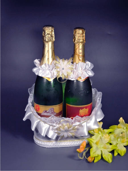 Корзина для свадебного шампанского Ладья Корзина белая для свадебного шампанского: для двух бутылок - на первенца и на годовщину свадьбы