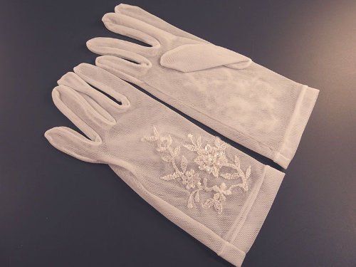 Перчатки №1 белые, сеточка с вышивкой Короткие белые перчатки сетчатые с вышивкой