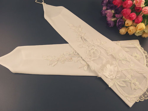 Свадебные митенки 38см, белые с аппликацией Матовые эластичные белые митенки для невесты с  аппликацией с перламутровым кордом. длина 38см