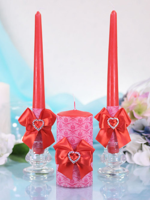 Домашний очаг Марго, набор из 3-х свечей  Свадебные свечи красного цвета, украшены бантами с пряжкой со стразами и декорированы калькой с красным повторяющимся рисунком.