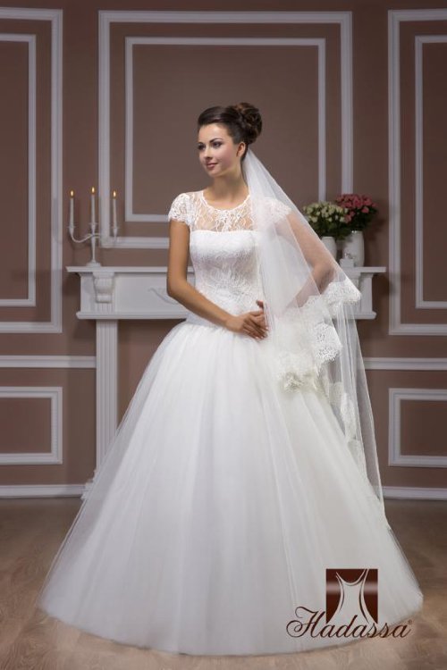 Свадебное платье Лора белое Белое свадебное платье с кружевным верхом и закрытыми плечами