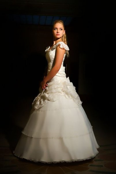 Свадебное платье АМАРАНТ Симпатичное белое платье с поясом 46 р-р, распродажа последнего размера по оптовой цене. В комплекте: корсет, юбка и пояс.