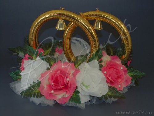 Кольца для свадебного кортежа 013 Украшение для свадебного автомобиля, кольца с розовыми и белыми розами и зелеными листьями, крепление на капот или крышу.
