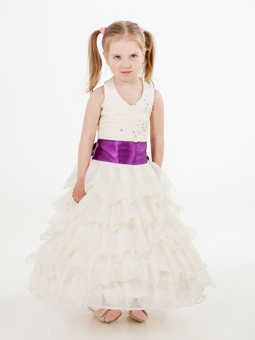 Нарядное платье Ксюша для девочки 6 лет Праздничное платье для девочки 5-6 лет с пышной юбочкой, цвет беж с фиолетовой лентой для выпускного в детском саду или другого праздника