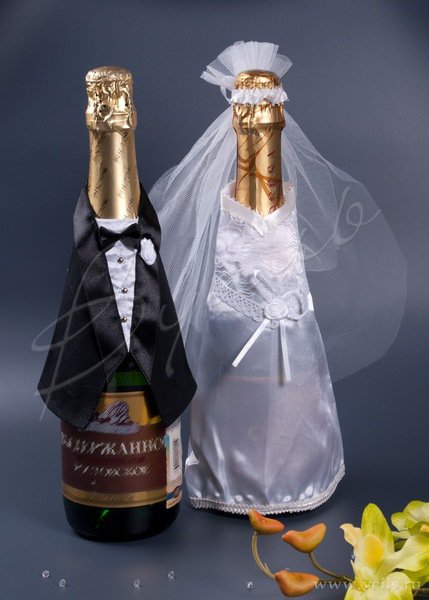Украшение для шампанского, одежда белая 1502-0394 Украшение на свадебное шампанское в виде одежды жениха и невесты,  белого цвета